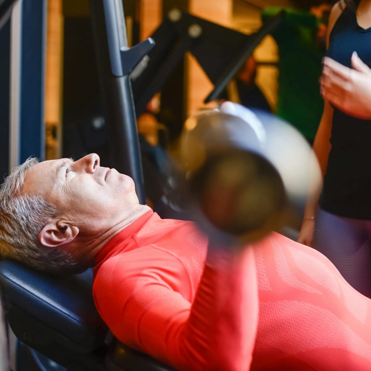 Para sarcopenia: como evitar a perda de massa muscular após os 40 anos, é crucial adotar uma combinação de treinamento de for