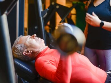 Para sarcopenia: como evitar a perda de massa muscular após os 40 anos, é crucial adotar uma combinação de treinamento de for