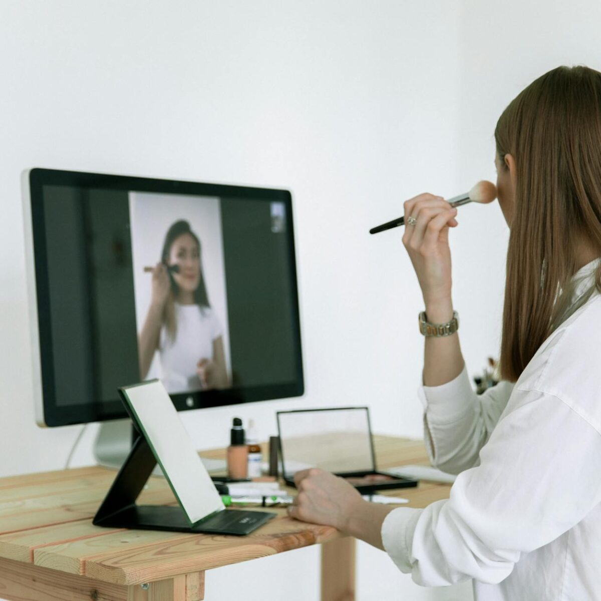 Para manter a saúde ocular na era digital e prevenir a vista cansada, é crucial adotar hábitos como a regra 20-20-20, ajustar
