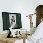 Para manter a saúde ocular na era digital e prevenir a vista cansada, é crucial adotar hábitos como a regra 20-20-20, ajustar