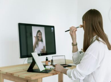 Para manter a saúde ocular na era digital e prevenir a vista cansada, é crucial adotar hábitos como a regra 20-20-20, ajustar