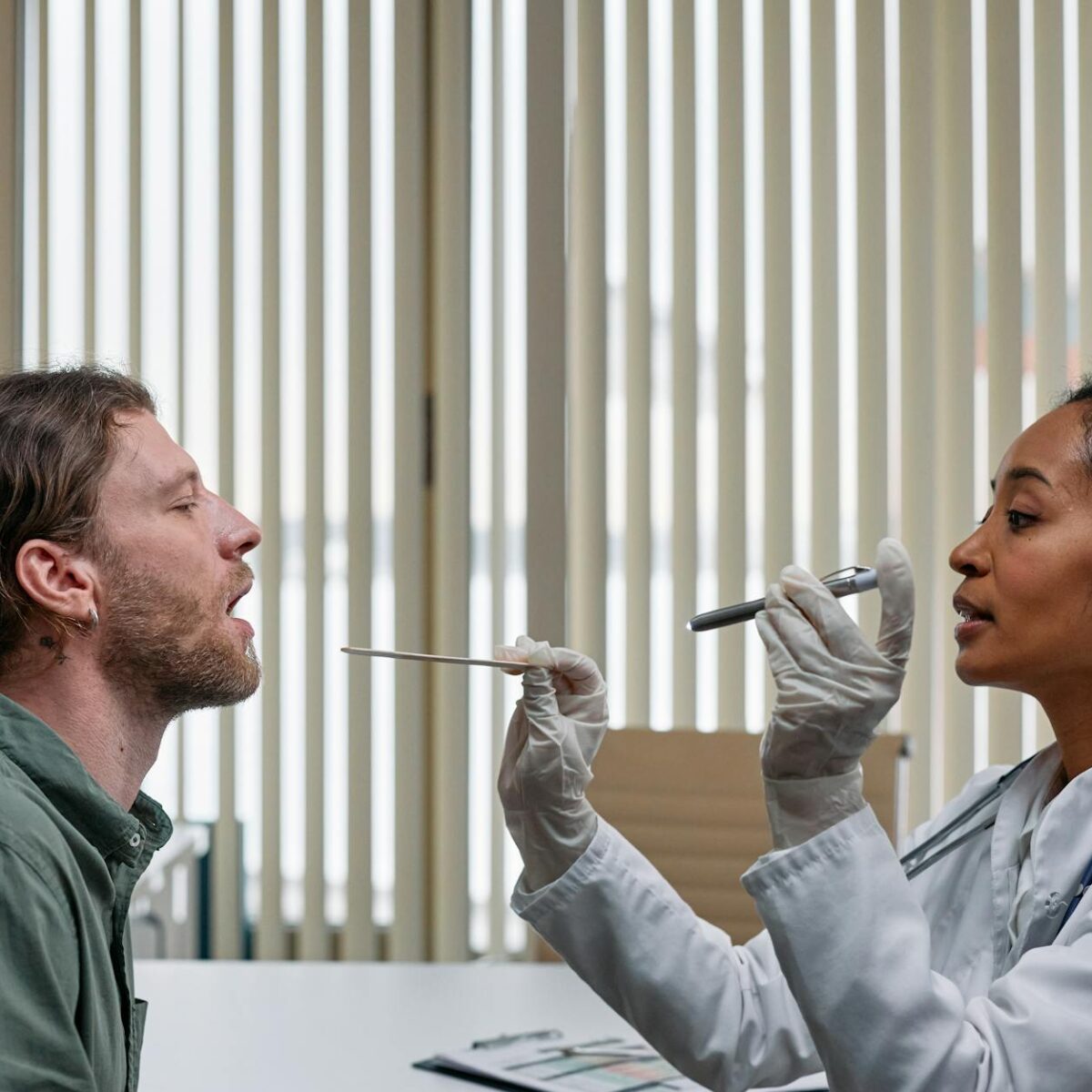 Para identificar sinais na pele que podem indicar problemas de saúde interna, observe alterações como manchas persistentes, e