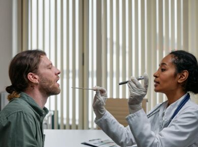 Para identificar sinais na pele que podem indicar problemas de saúde interna, observe alterações como manchas persistentes, e