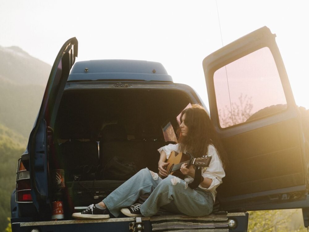 Carro, estrada e rotina de quem vive de música e viagem