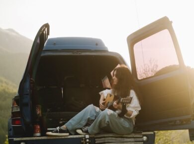 Carro, estrada e rotina de quem vive de música e viagem