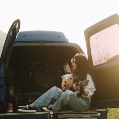 Carro, estrada e rotina de quem vive de música e viagem